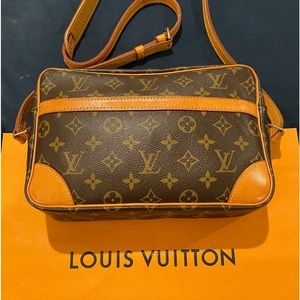 Vintage Louis Vuitton crossbody monogram handbag.  Great condition.